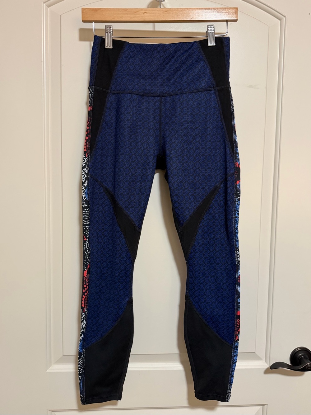 Athleta Tight w/Mesh Inserts - S